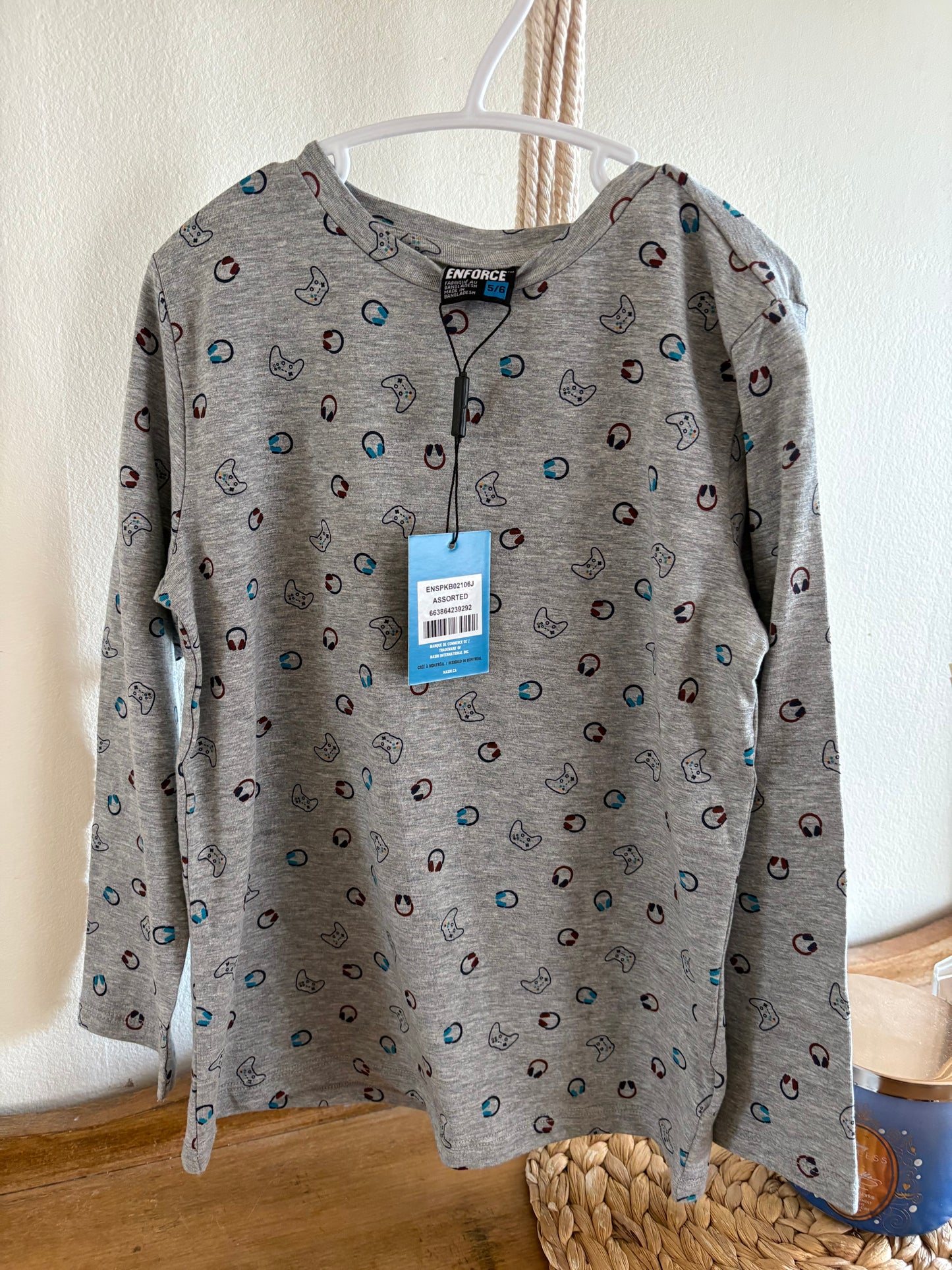 Chandail 5-6ans NEUF