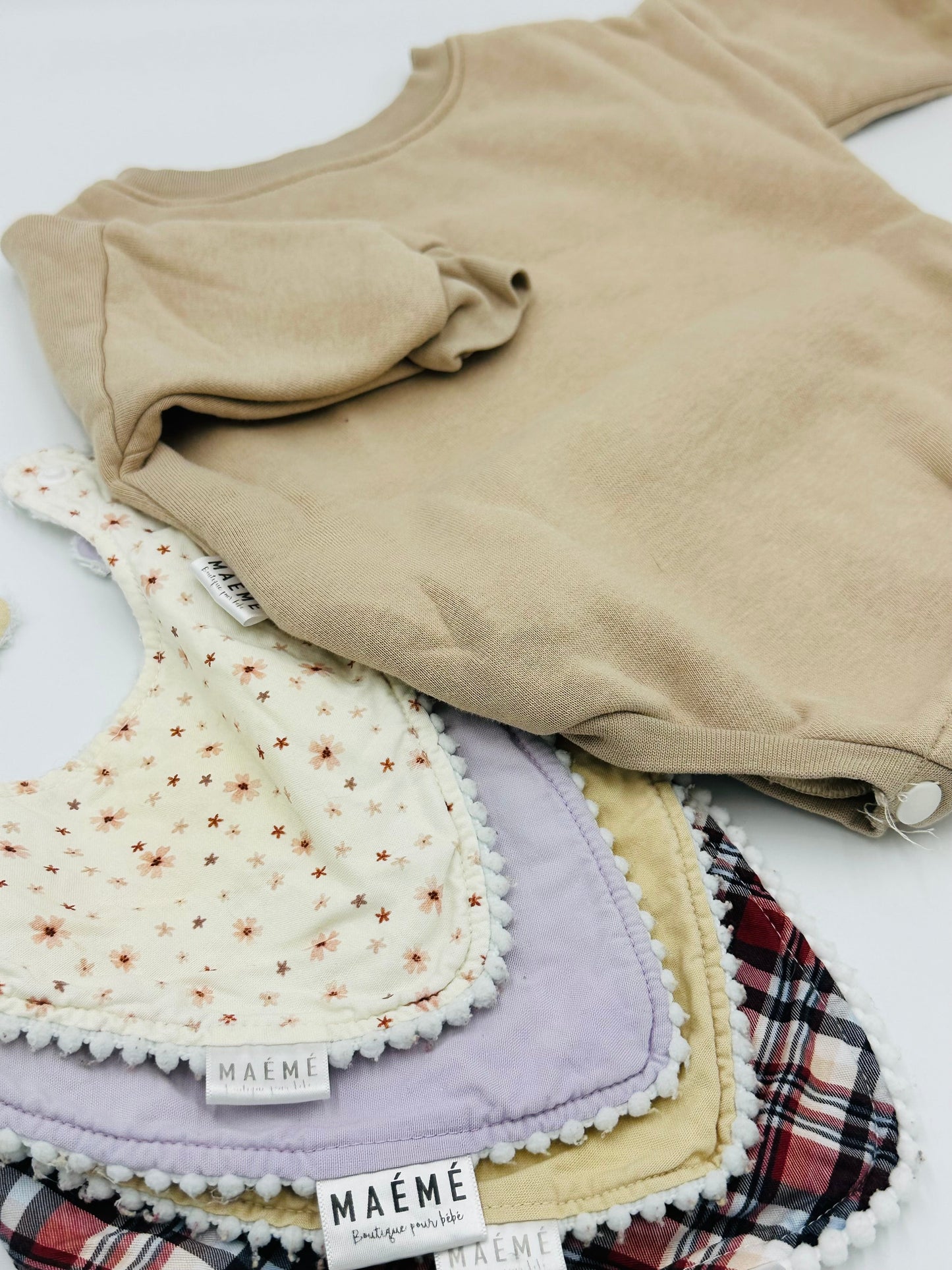 Bavoir Maémé Beige - Boutique friperie le placard de Jeanne et cie