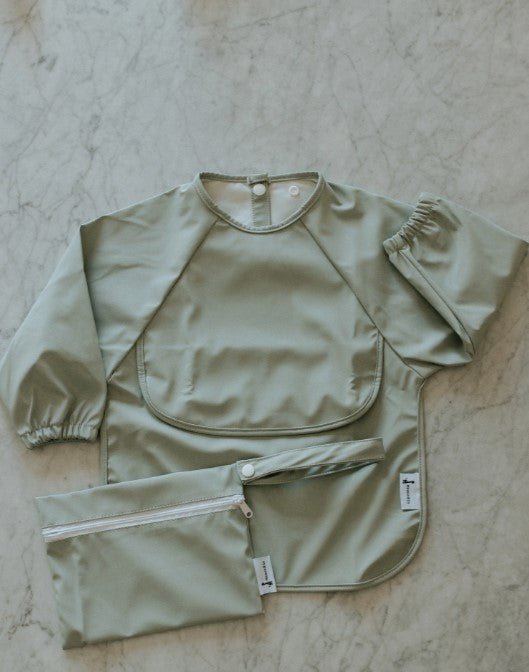Bavette à manches longues avec pochette intégrée qui attrape la nourriture Sauge Micasso & co - Boutique friperie le placard de Jeanne et cie
