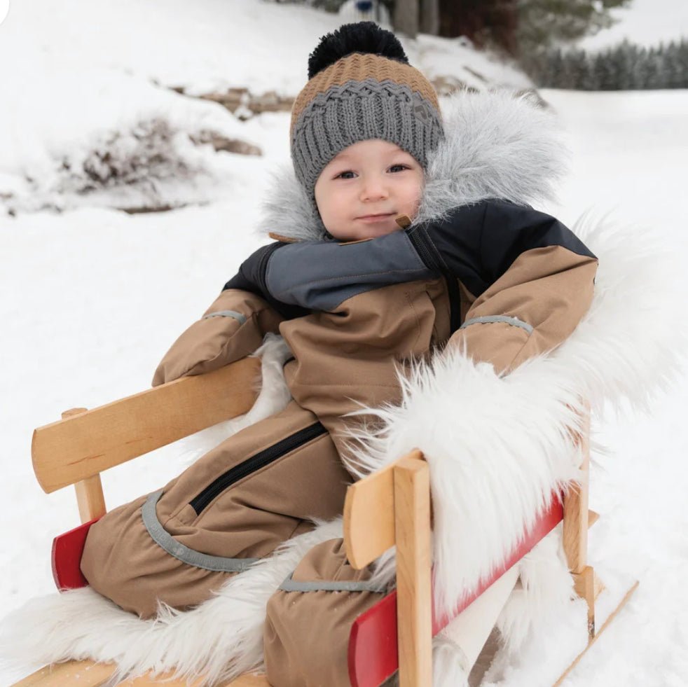 Tuque d’hiver avec pompon détachable et cordon - Toffee/charcoal - Boutique friperie le placard de Jeanne et cie