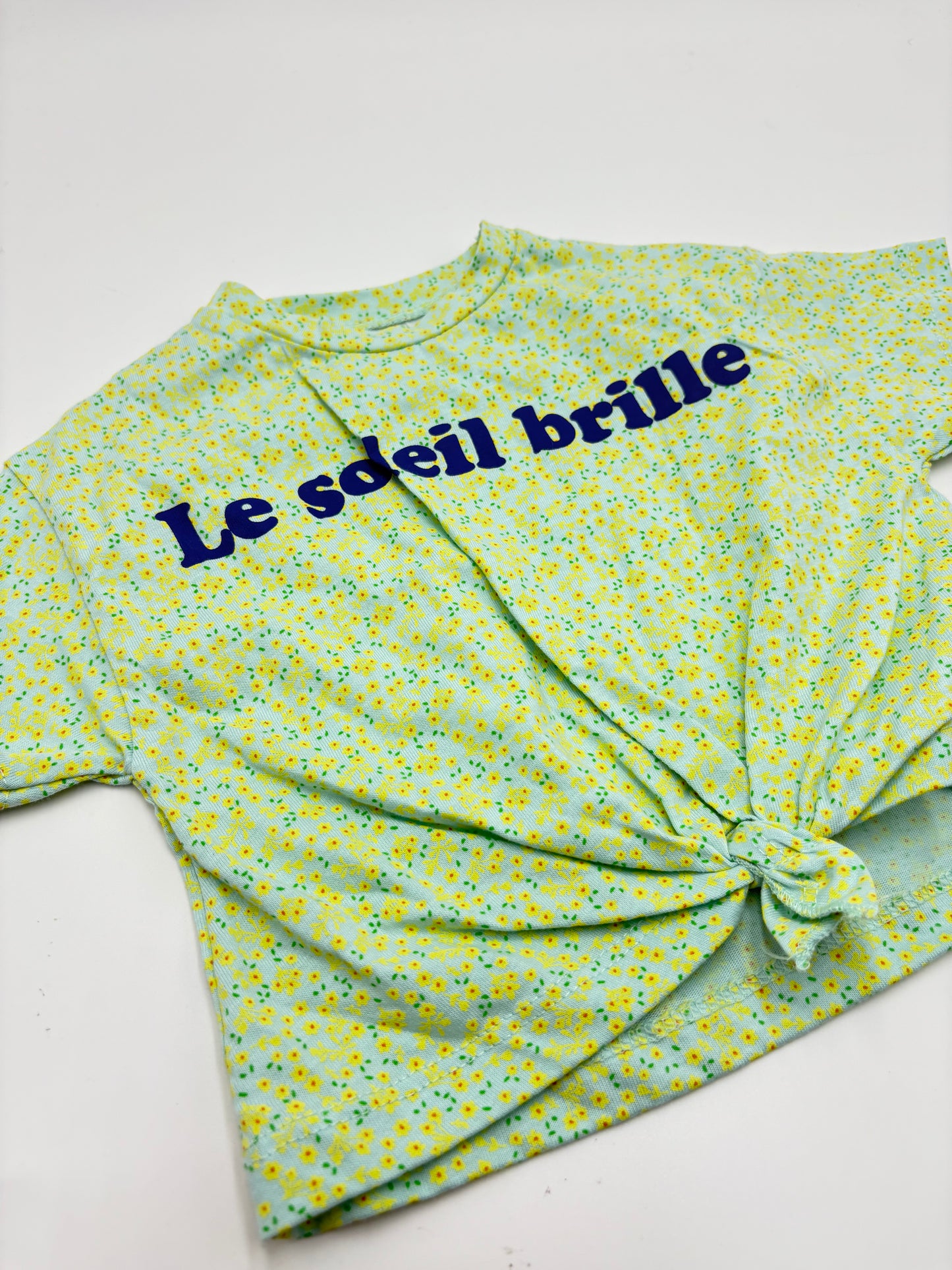 chandail 6-9m fait grand