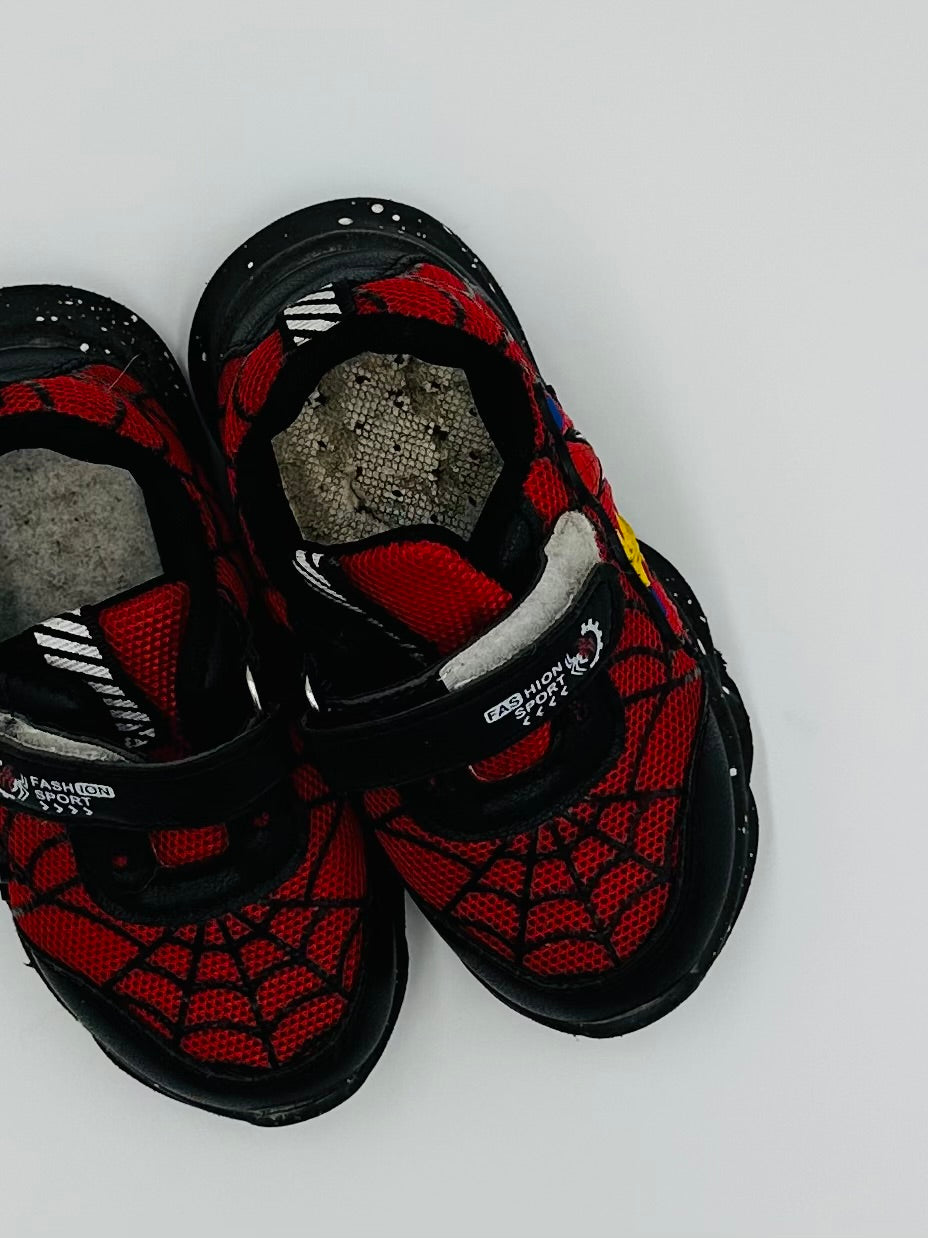 Souliers spider man taille 8*