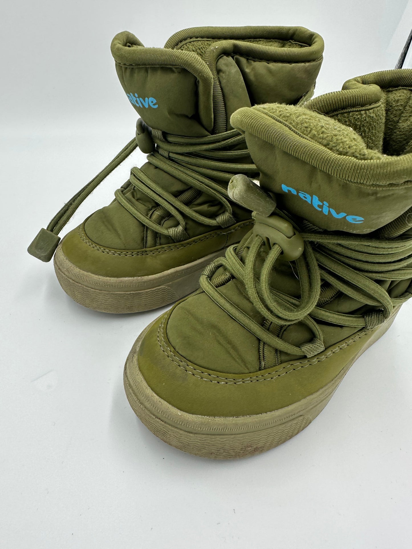 Bottes d'hiver Native grandeur C8 - Boutique friperie le placard de Jeanne et cie