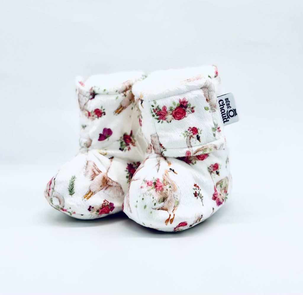 Chaussons cygne en fleurs - bébé ô chaud - Boutique friperie le placard de Jeanne et cie