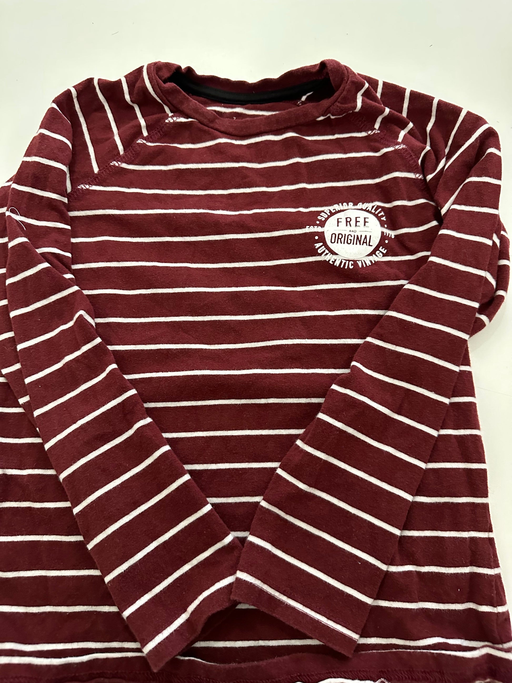 Chandail 7t - Boutique friperie le placard de Jeanne et cie