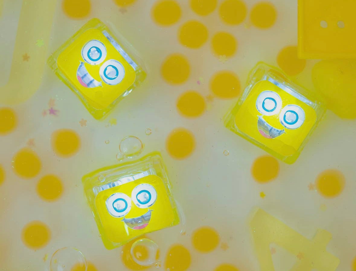 Cubes lumineux jaune alex avec yeux pour le bain - Glo pals - Boutique friperie le placard de Jeanne et cie
